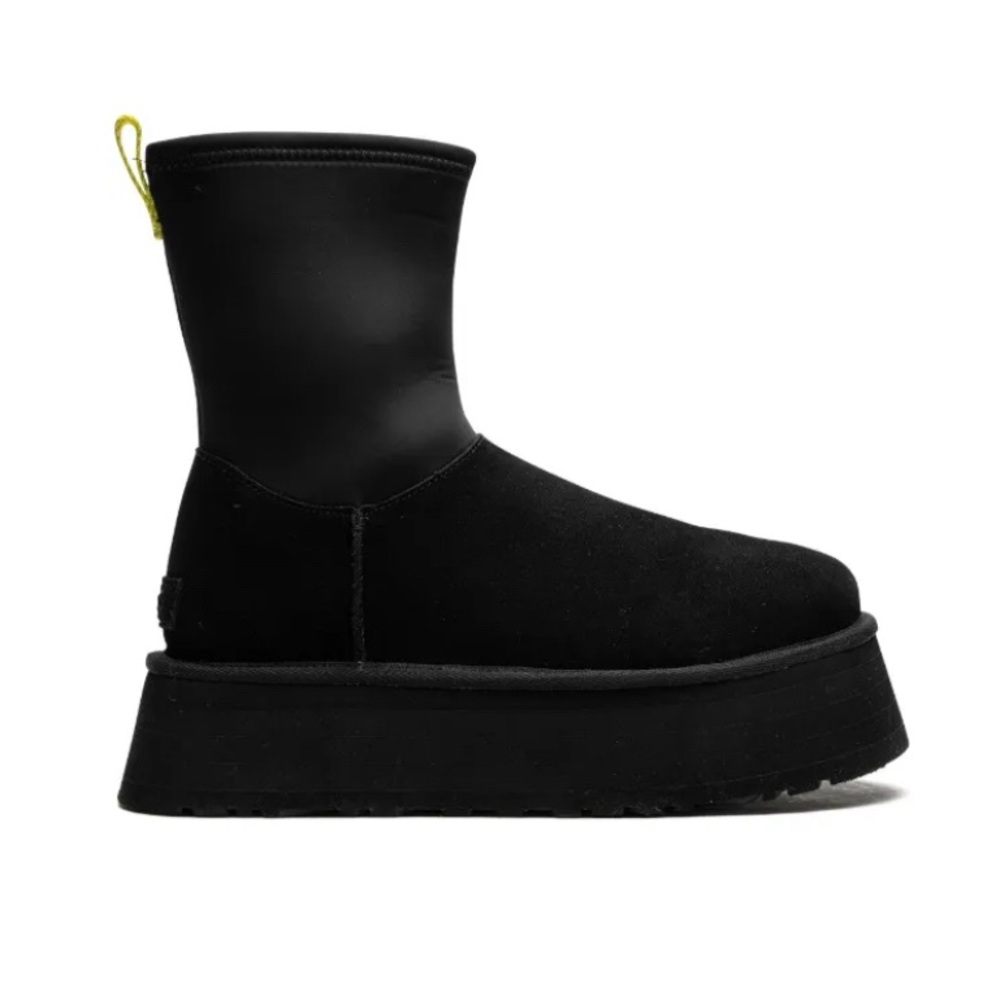Black Platform Winter Boots with Seamless Design